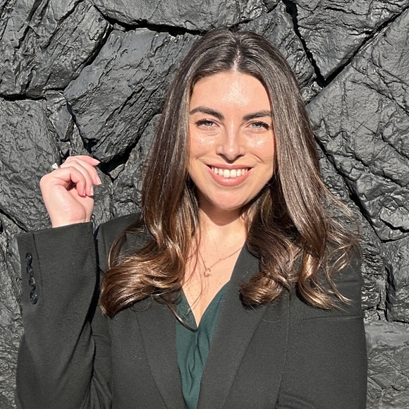 Meet your Posher, Stephanie - Picture 2 of 3